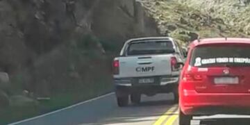 La camioneta del MPF hizo caso omiso a la doble línea amarilla.