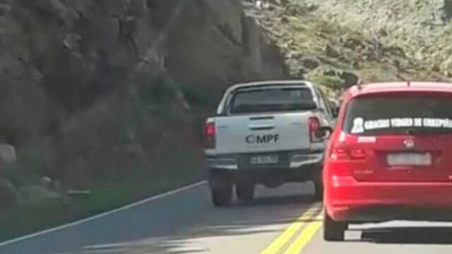 La camioneta del MPF hizo caso omiso a la doble línea amarilla.