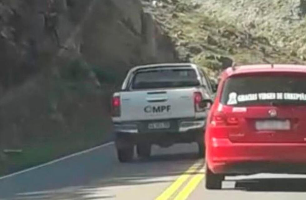 Polémica en Córdoba por una camioneta del Poder Judicial infringiendo las leyes de tránsito