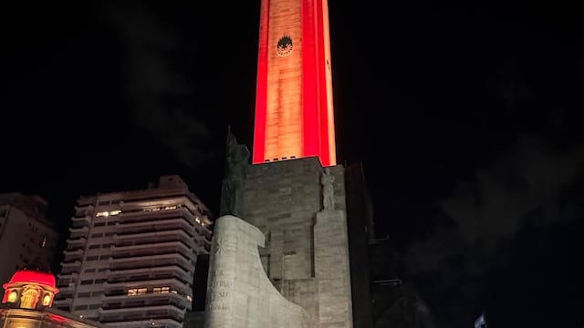 Monumento a la Bandera con los colores de España.