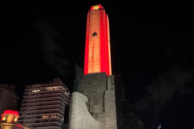Monumento a la Bandera con los colores de España.