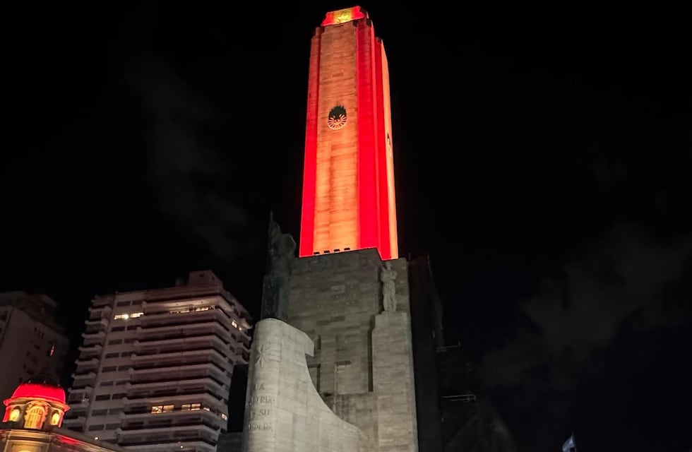 Indignación en Rosario: pusieron los colores de España en el Monumento a la Bandera y se desató una feroz polémica en redes