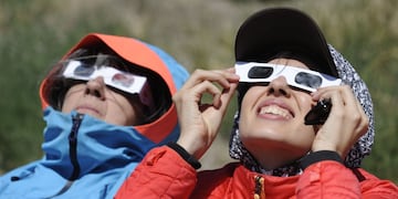 Turistas y periodistas disfrutan del eclipse solar total en Piedra del Águila, Neuquén. (Clarín)