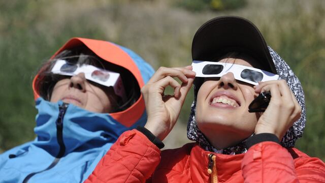 Turistas y periodistas disfrutan del eclipse solar total en Piedra del Águila, Neuquén. (Clarín)