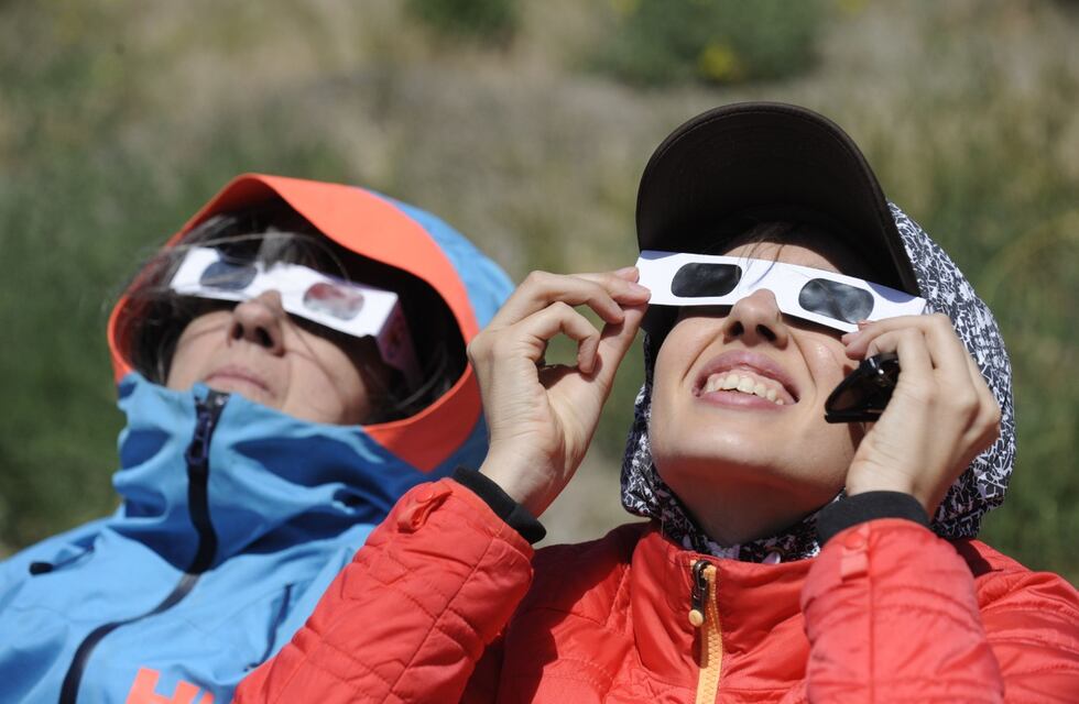 Comenzó el eclipse solar y se puede seguir en vivo con el Astroturismo de la Ciudad de Mendoza