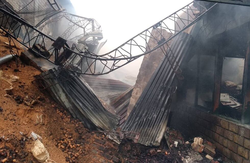 Apagaron rebrote del incendio en fábrica de corchos con pérdidas casi totales