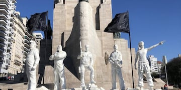 Homenaje a los "caídos" de La Casa de Papel en el Monumento a la Bandera. (@fakuu_electroo)