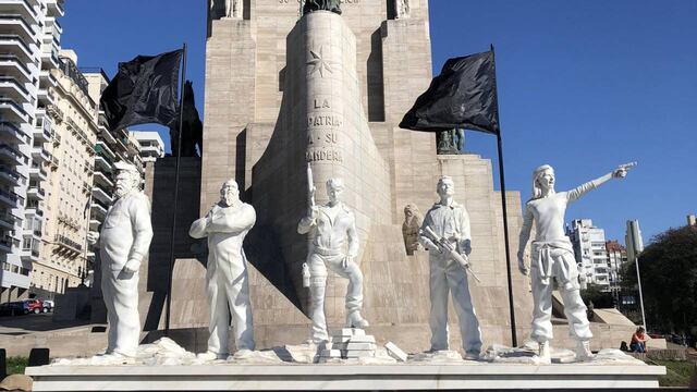 Homenaje a los "caídos" de La Casa de Papel en el Monumento a la Bandera. (@fakuu_electroo)