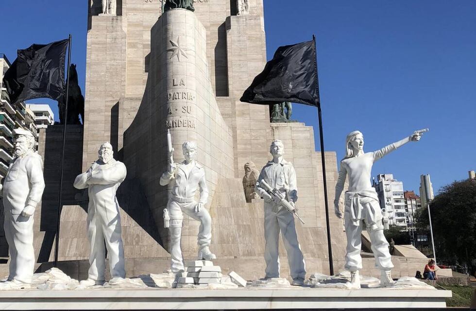 Netflix homenajeó a los “caídos” en La Casa de Papel en el Monumento a la Bandera