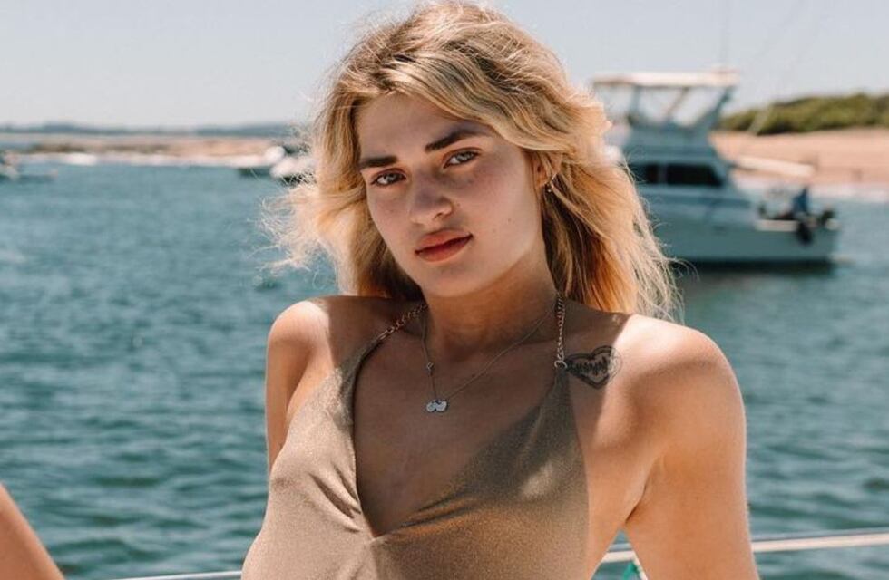 Martita Fort impuso tendencia en body negro cut-out con jean y zapatillas