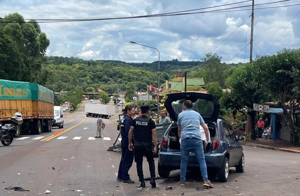 Una mujer resultó herida tras un choque entre dos autos en la Ruta 12, en Capioví