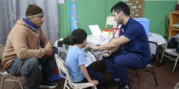 El Ministerio de Salud Pública desplegó un nuevo operativo del programa “La Salud va a la Escuela” en una institución educativa de una zona socialmente vulnerable, garantizando el acceso a controles médicos desde la infancia.