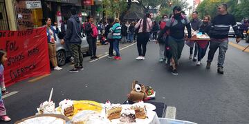 Los manifestantes tomaron media calzada en la esquina de Colón y Cañada, y montaron una feria de comida.