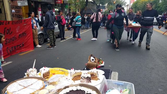 Los manifestantes tomaron media calzada en la esquina de Colón y Cañada, y montaron una feria de comida.