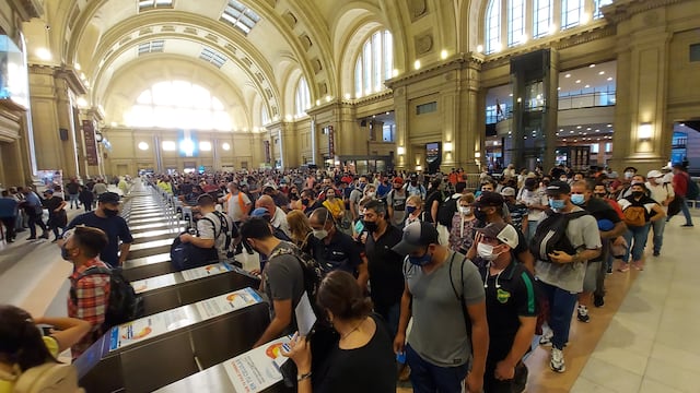 Controles en la estación de tren Constitución. (Foto: Clarín)