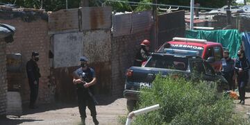 La Policía de Mendoza y Bomberos trabajaron en el lugar para sofocar las llamas. Ignacio Blanco/Los Andes