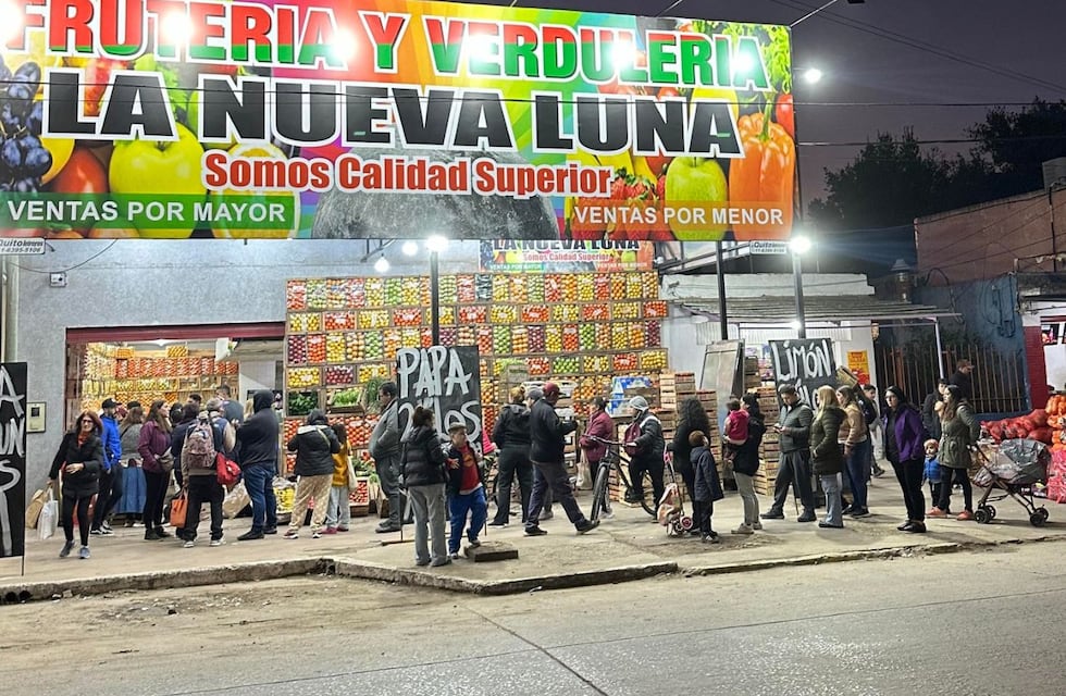 Una verdulería se hizo viral por vender la bolsa de papas a $50: dónde queda y qué otras ofertas “de locos” tiene