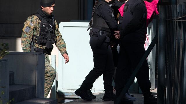 Brenda Uliarte y Fernando Sabag Montiel trasladados a tribunales federales de Comodoro Py para declarar en la causa del ataque a Cristina Kirchner. Foto: Clarín