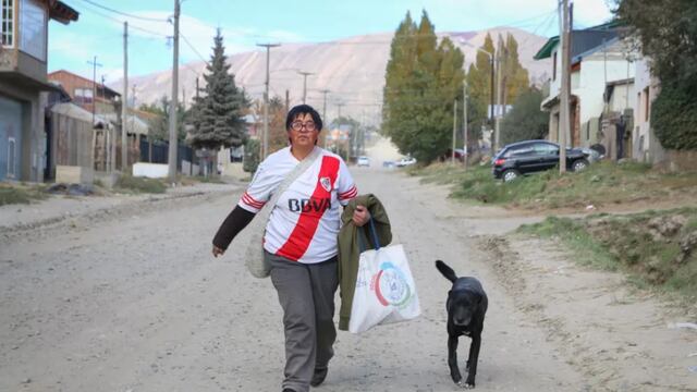 Alicia, la querida canillita de Bariloche que vive en una casa sin conexión eléctrica ni baño y usa el calor del horno a gas para enfrentar el frío.
