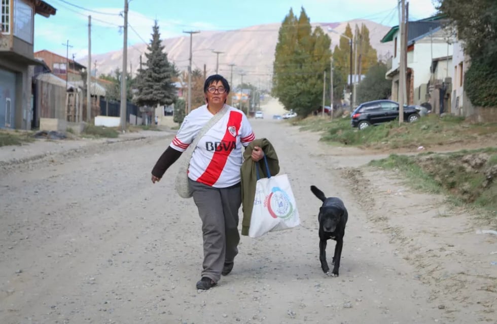 Alicia, una querida canillita de Bariloche, necesita ayuda para arreglar su casa y vivir sin miedo