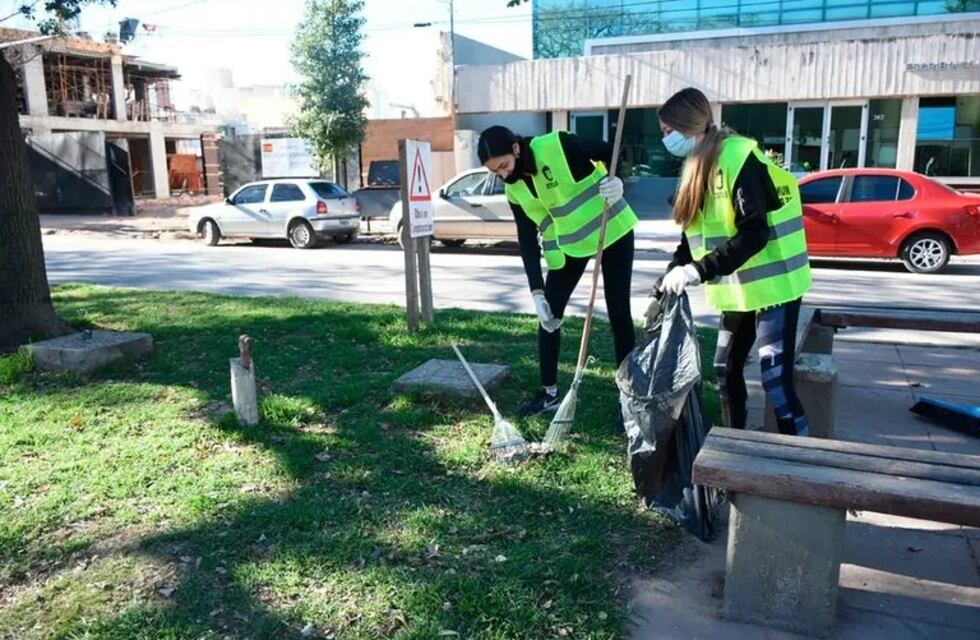 Río Tercero: participantes de fiestas clandestinas limpian plazas y calles como sanción
