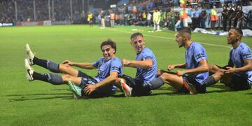 El festejo con remos de Belgrano después del gol de Juan Barinaga para el 2-1 parcial de Belgrano sobre Sarmiento en Alberdi. (Javier Ferreyra / La Voz)