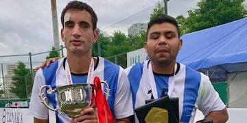 El mendocino Federico Accardi con la Copa obtenida en el Gran d Prix de Tokio, junto al goleador Maxi "Tanque" Espinillo.