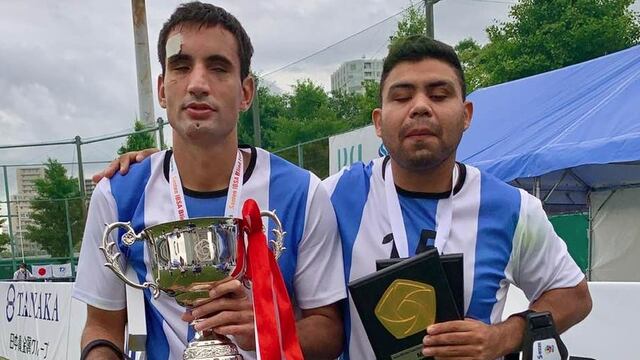 El mendocino Federico Accardi con la Copa obtenida en el Gran d Prix de Tokio, junto al goleador Maxi "Tanque" Espinillo.