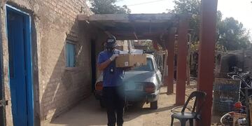 Policía de Científica retira elementos incriminatorios para la causa en que se se detuvo por presunto abuso sexual a dos personas en Quines. Gentileza El Diario