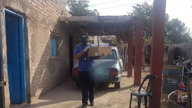 Policía de Científica retira elementos incriminatorios para la causa en que se se detuvo por presunto abuso sexual a dos personas en Quines. Gentileza El Diario