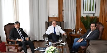 El gobernador y las autoridades parlamentarias acordaron dos sesiones clave para debatir presupuesto, emergencias y reforma electoral.