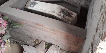 Profanaron la tumba de dos hermanitos en Salta para extraer miel de una colmena que hicieron las abejas.
