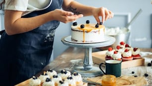 Cómo anotarse a los cursos gratuitos de repostería y costura.