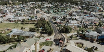 La empresa contratada comenzó los trabajos de repavimentación en la intersección de Pontón Río Negro y Luis Vernet, extendiéndolo hacia Magallanes y  la repavimentación del trayecto hasta la avenida Alem durante la próxima semana.