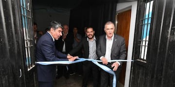 Corte de cinta en el nuevo paseo artesanal.