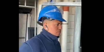 El trabajador creó un dispositivo que le permite mirar sin descuidar el trabajo.