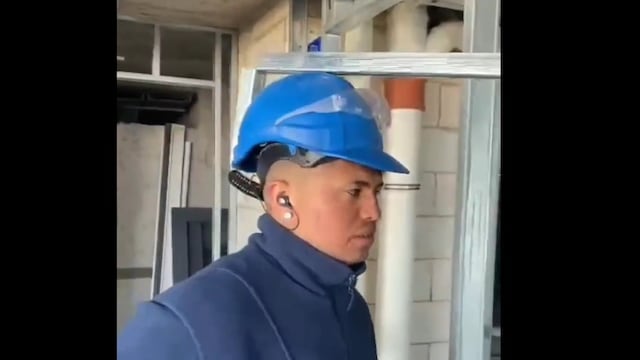 El trabajador creó un dispositivo que le permite mirar sin descuidar el trabajo.