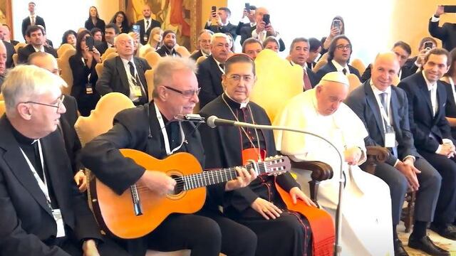 León Gieco cantó frente al Papa Francisco y lo hizo emocionar. Foto: Gentileza,