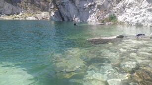 Laguna de aguas turquesas en Villa Yacanto.