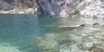 Laguna de aguas turquesas en Villa Yacanto.