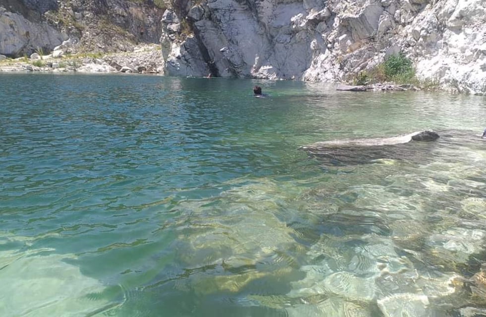 Un oasis entre piedras calizas: la laguna de Córdoba que sorprende por sus aguas turquesas