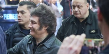 El presidente Javier Milei votó en Almagro rodeado de militantes y sin hacer declaraciones. (Gentileza Clarín)