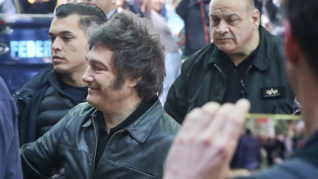 El presidente Javier Milei votó en Almagro rodeado de militantes y sin hacer declaraciones. (Gentileza Clarín)