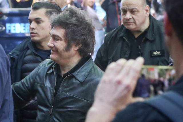 El presidente Javier Milei votó en Almagro rodeado de militantes y sin hacer declaraciones. (Gentileza Clarín)