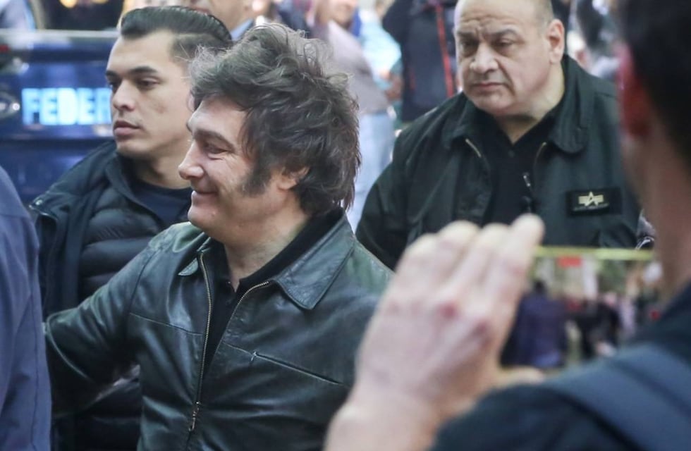 Javier Milei votó en Almagro rodeado de militantes y sin hacer declaraciones
