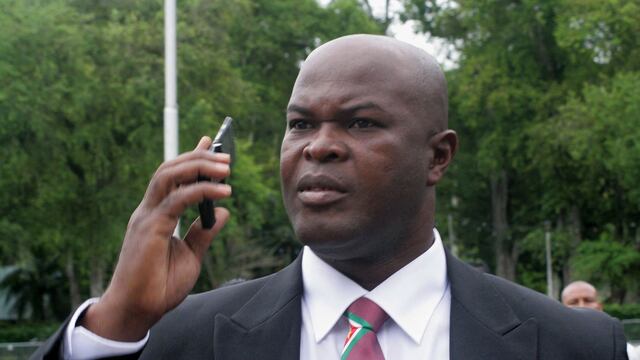 Salió la sanción contra Ronnie Brunswijk y el equipo de Pedro Troglio.