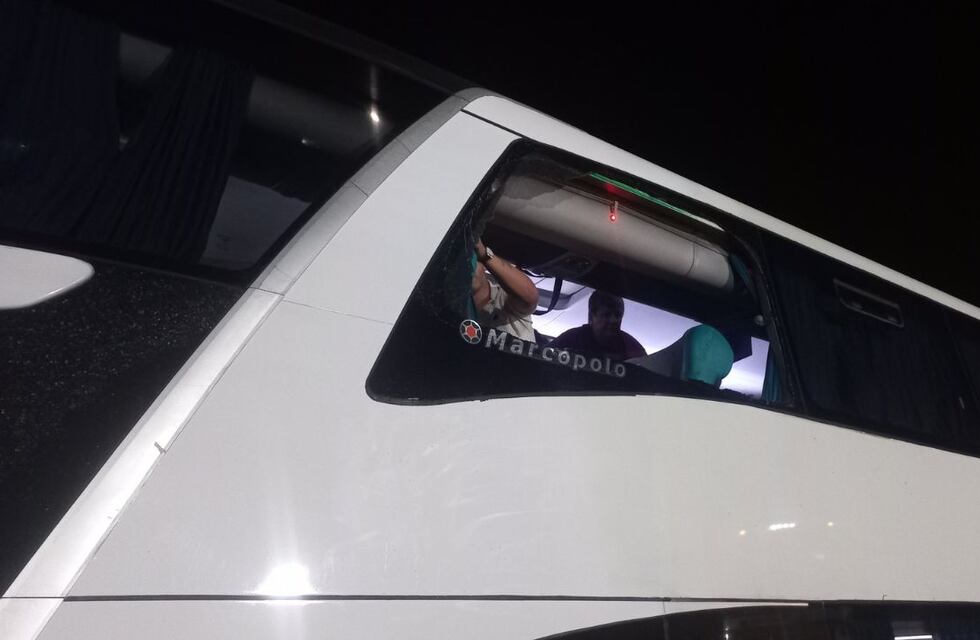 Apedrearon un colectivo de Racing de Córdoba: el video y las fotos con las consecuencias