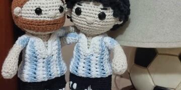 Muñecos tejidos a mano en Ushuaia llegaron a los hijos de Lionel Messi.