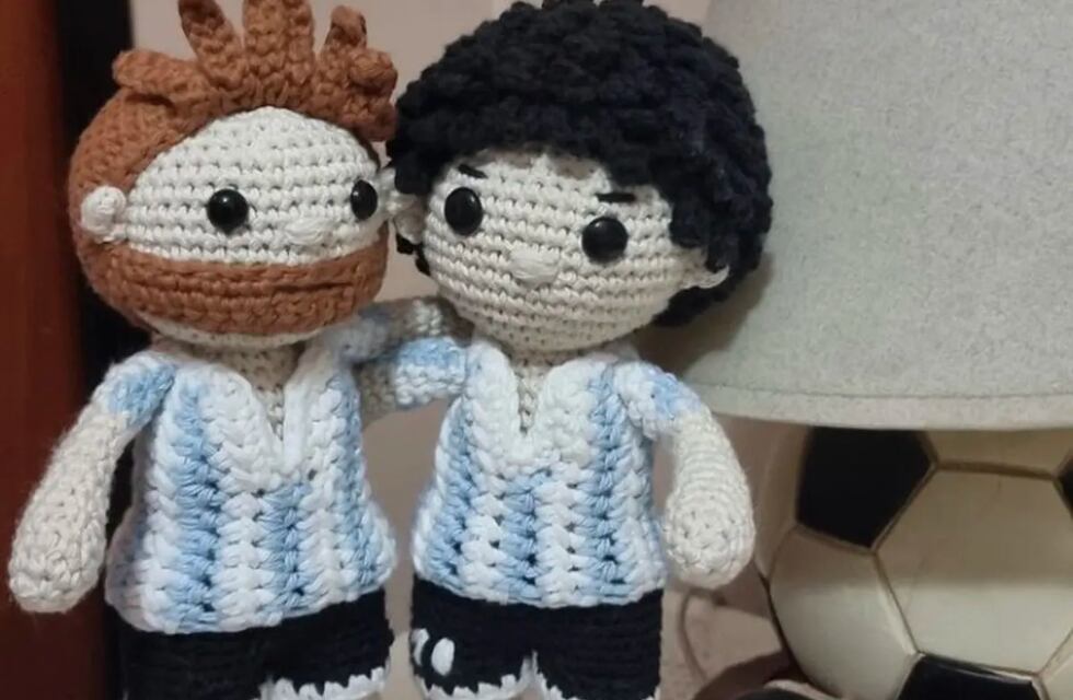 Una mujer de Ushuaia tejió a mano muñecos que llegaron a los hijo de Lionel Messi