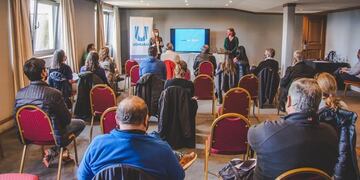 La Municipalidad de Ushuaia por medio de la Secretaría de Turismo en conjunto con la Agencia de Desarrollo Ushuaia Bureau y el Hotel Las Hayas, realizó un taller presencial a cargo del Ministerio de Turismo y Deportes de la Nación titulado “Habilidades personales y sociales para el turismo post pandemia”.